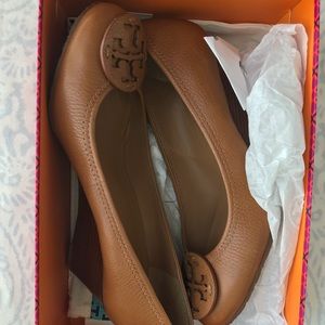 Tory Burch Women size 10 Tan close toed wedge